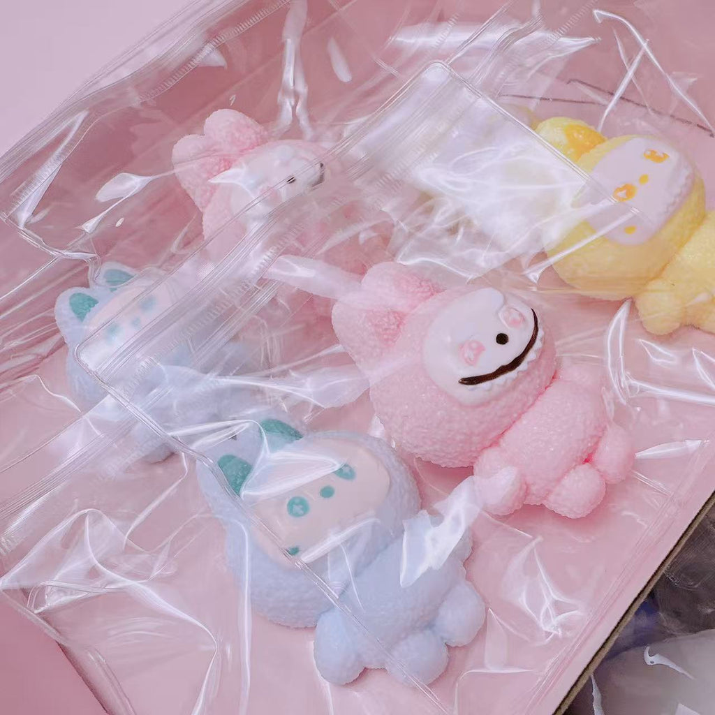食品グレードのシリコン製、握ったりこねたりできる生地シリーズ。7色展開。