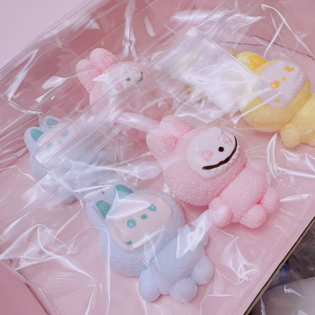 食品グレードのシリコン製、握ったりこねたりできる生地シリーズ。7色展開。